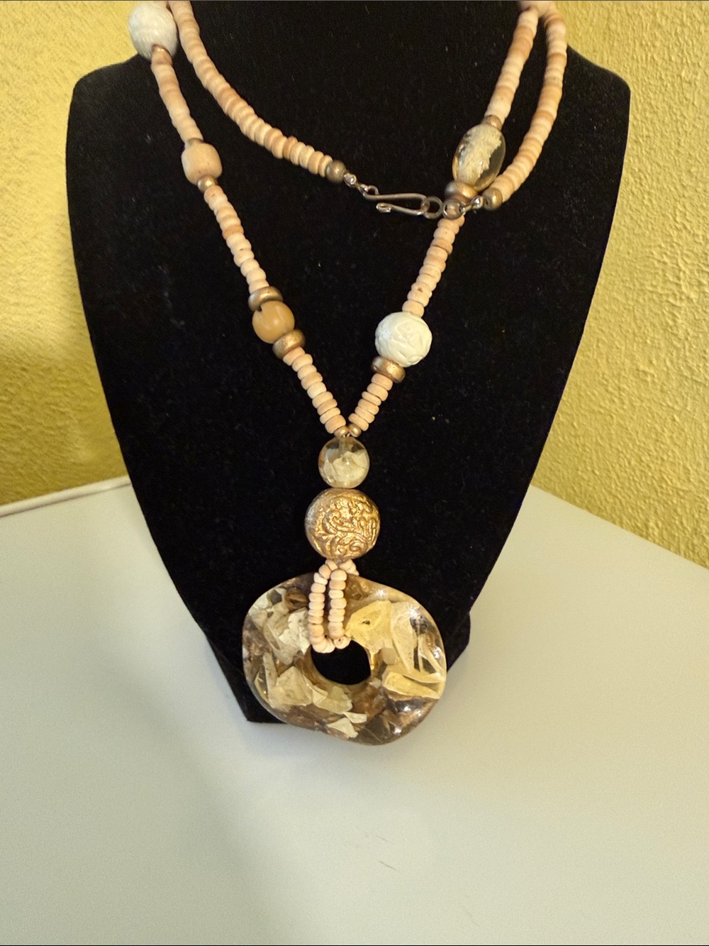 Donut pendant Beaded Statement Necklace with stone and natural shell chips - Picture 7 of 9